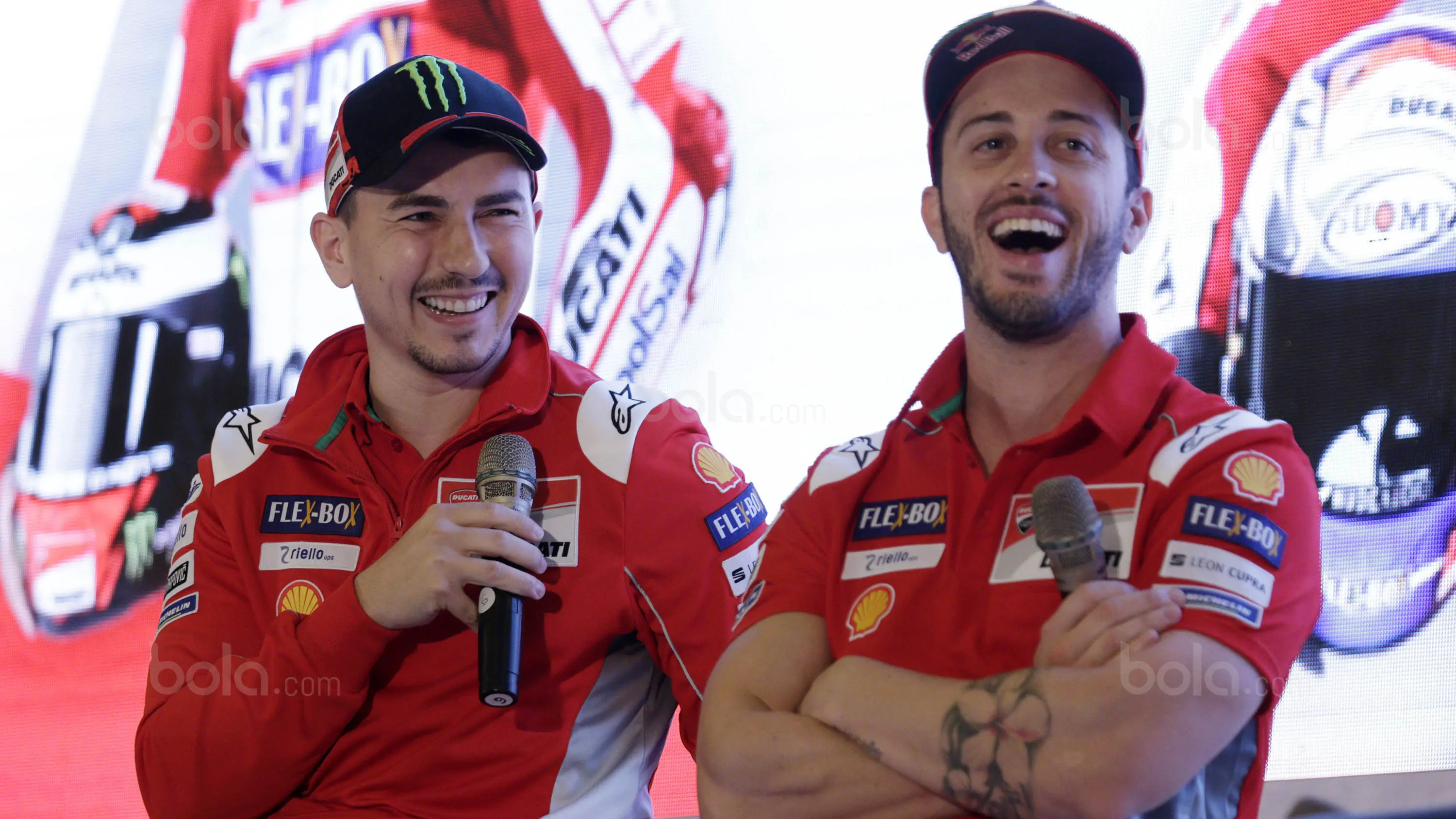 Pebalap Ducati, Andrea Dovizioso dan Jorge Lorenzo (kiri), tertawa saat jumpa pers di Hotel Sheraton, Jakarta, Kamis (1/2/2018). Acara bertajuk 