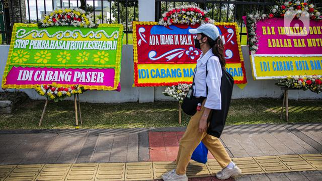 Deretan Karangan Bunga Tolak RUU Kesehatan Omnibuslaw Penuhi Gedung DPR