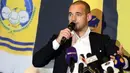 Pemain internasional Belanda Wesley Sneijder saat diperkenalkan sebagai pemain baru klub Qatar, Al Gharafa, di Doha, Senin (8/1). Sneijder pada musim panas lalu bergabung dengan klub Prancis, Nice, tetapi jarang mendapat kesempatan bermain. (STRINGER/AFP)