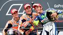 Pebalap Repsol Honda, Marc Marquez mencetak hattrick di MotoGP Jerman setelah finis pertama di Sirkuit Sachsenring, Minggu (12/7/2015) malam WIB. Sebelumnya, Marquez juga menjadi kampiun di Jerman pada tahun 2013 dan 2014.  (AP Photo/Jens Meyer)