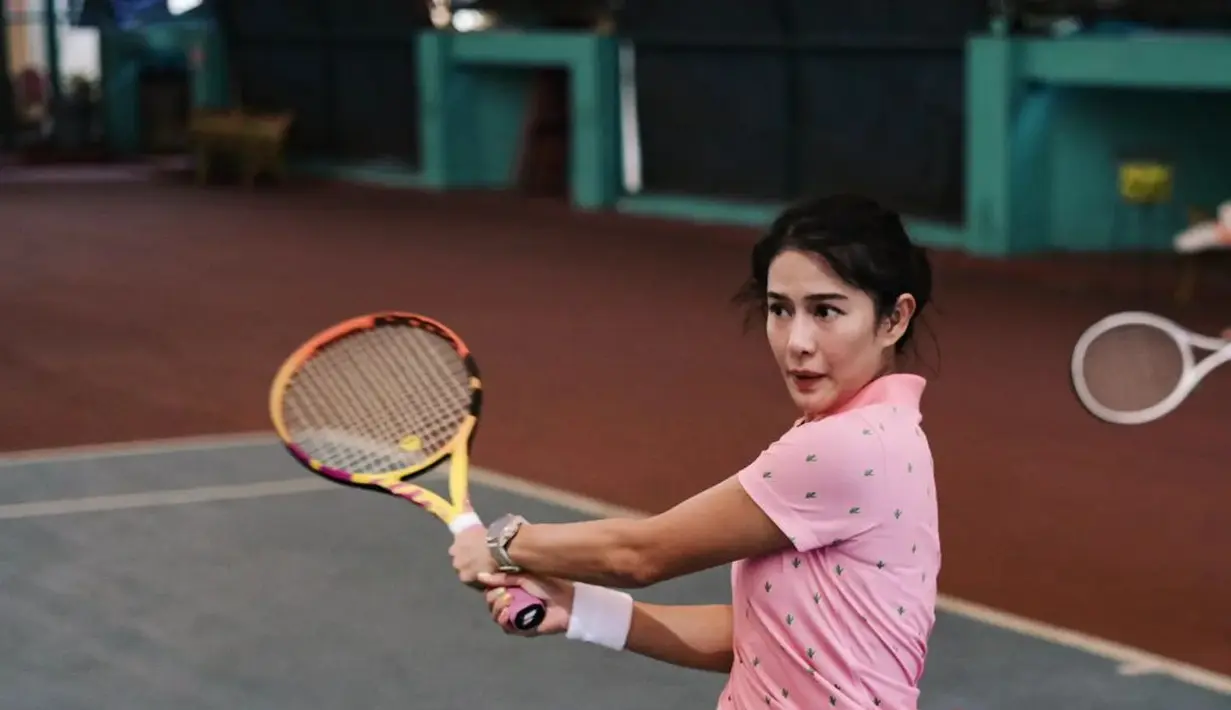 Kali ini, Dian Satrowardoyo memilih polo shirt pink dan dan rok putih sebagai outfit tenisnya.  [instagram/therealdianstr]
