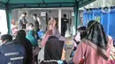 Warga antre saat membeli produk pangan bersubsidi di Food Station Cipinang, Jakarta Timur, Kamis (8/9/2022). Pemprov DKI melalui Dinas Ketahanan Pangan, Kelautan, dan Pertanian (DKPKP) terus menggelar Program Pangan Bersubsidi dalam rangka memberikan kesempatan pada warga untuk membeli beberapa jenis pangan yang dijual dengan harga yang sangat terjangkau guna peningkatan gizi masyarakat. (merdeka.com/Iqbal S Nugroho)