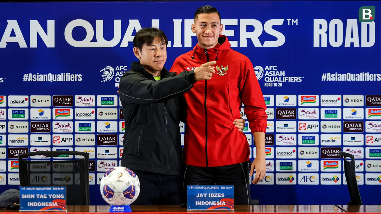 Foto: Momen Jahil Pelatih Timnas Indonesia Shin Tae-yong Ajak Jeje Foto Bareng dengan Jay Idzes, Biar Enggak Kelihatan Pendek