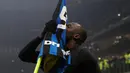 Striker Inter Milan, Romelu Lukaku, merayakan gol yang dicetaknya ke gawang AC Milan pada laga pekan ke-23 Serie A di Giuseppe Meazza, Minggu (9/2/2020). Sempat tertinggal, Inter Milan sukses mengemas kemenangan 4-2 dari rival sekota AC Milan. (AP/Antonio Calanni)