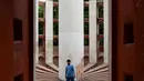 Seorang pengunjung India berjalan di dalam struktur di Jantar Mantar, New Delhi, 17 Juli 2018. Jantar Mantar dibangun oleh Maharaja Sawai Jai Singh II yang dikenal juga sebagai seorang astronomer dimasa hidupnya. (AFP/Sajjad HUSSAIN)