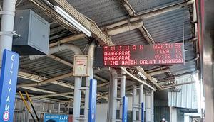 Pantauan Liputan6.com di Stasiun Bogor, papan informasi keberangkatan KRL mencatat hampir seluruh perjalanan hanya sampai Stasiun Manggarai. (Liputan6.com/Arief)