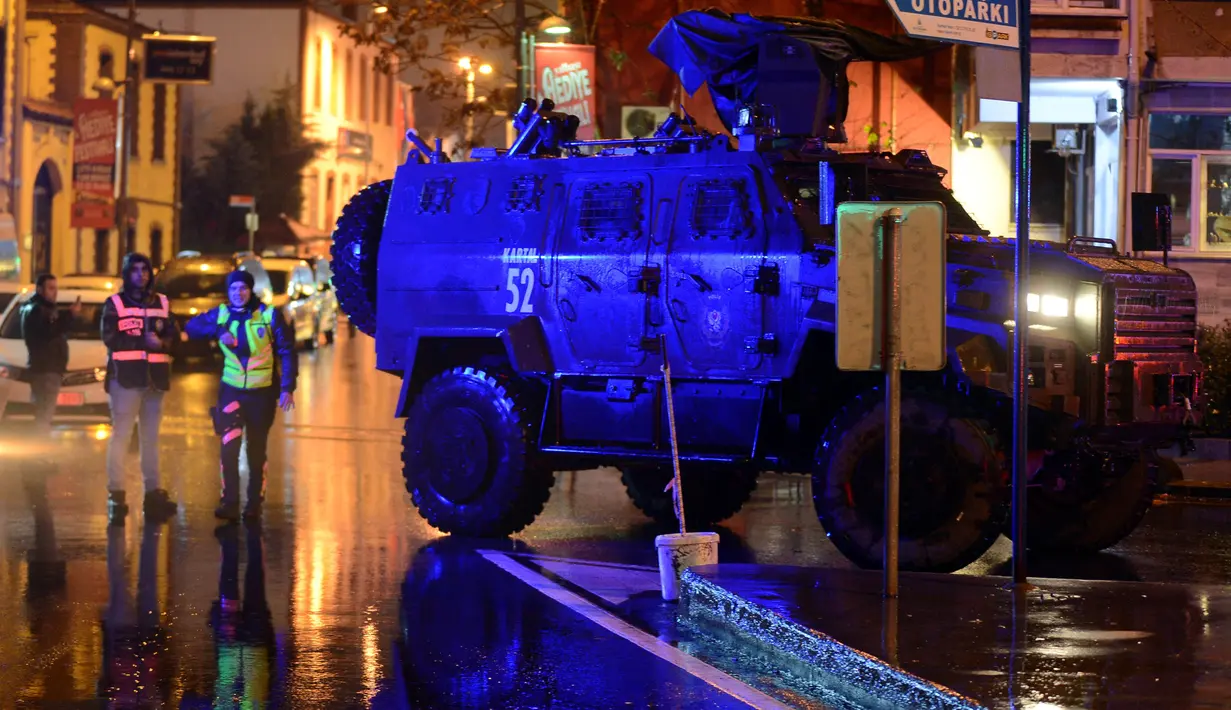 Mobil petugas keamanan dikerahkan untuk mengantipasi terjadinya serangan kembali di Istanbul, Turki (1/1).  Berdasarkan laporan media lokal, kedua pelaku peyerangan tersebut mengenakan kostum Sinterklas. (Ismail Coskun/Ihlas News Agency via Reuters)