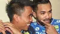 Zulham Zamrun (kanan) bercanda dengan Rudiana saat launching jersey baru Persib jelang bergulirnya Torabika Soccer Championship (TSC) 2016 Presented by IM3 Ooredoo di Stadion Siliwangi, Bandung, Sabtu (23/4/2016). (Bola.com/Permana Kusumadijaya)