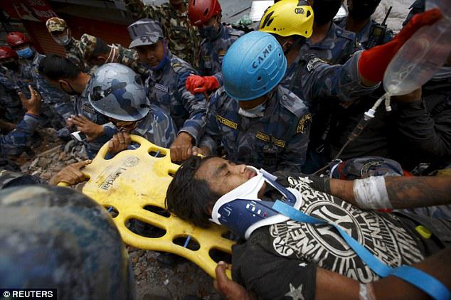 Pema masih hidup setelah 5 hari terjebak di bawah reruntuhan bangunan | Photo: Copyright dailymail.co.uk