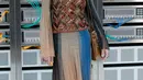 Frances Bean Cobain berpose sebelum peragaan busana Chanel koleksi Spring-Summer 2017 pada Paris Fashion Week di Paris, Prancis, (4/10). (REUTERS/Gonzalo Fuentes)
