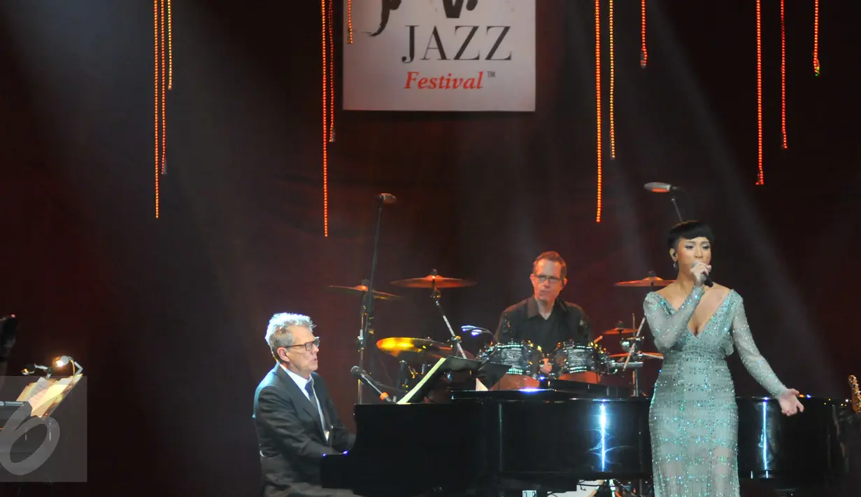 Java Jazz Stage Special perfom David Foster di JIExpo Kemayoran Jakarta, Sabtu (5/3/2016). David Foster membawakan beberapa lagu didampingi oleh artis Indonesia dan artis dari Luar Negeri. (Liputan6.com/Faisal R Syam)