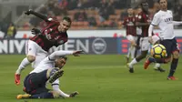 Striker AC Milan, Suso, melepaskan tendangan ke gawang Crotone pada laga Serie A di Stadion San Siro, Milan, Sabtu (6/1/2018). AC Milan menang 1-0 atas Crotone. (AP/Luca Bruno)