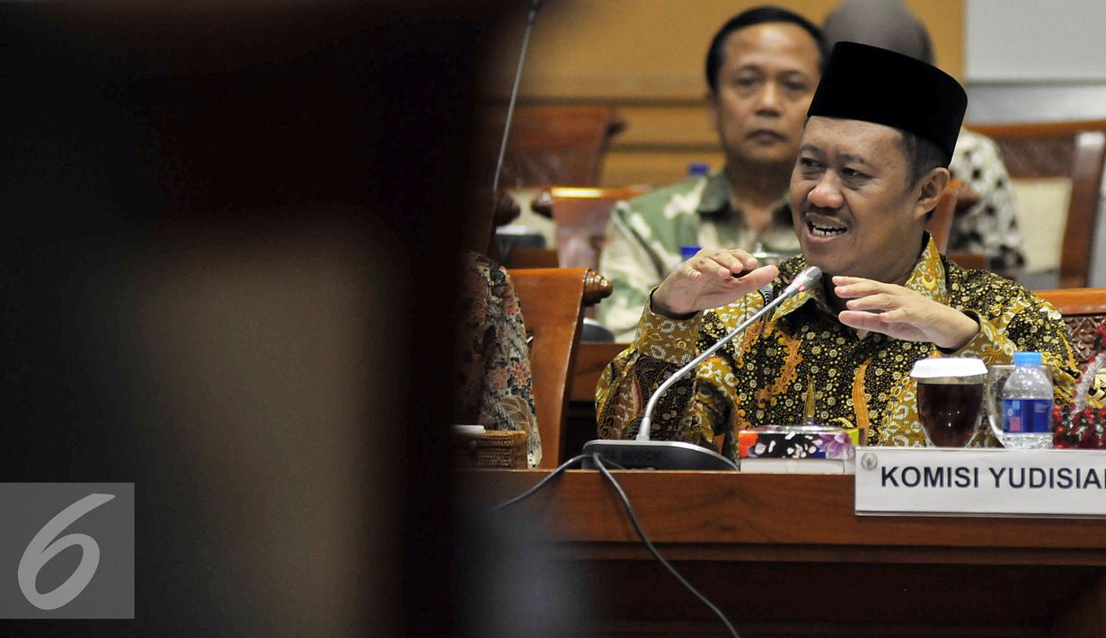Ketua Komisi Yudisial (KY) Aidul Fitriciada menjelaskan saat rapat konsultasi dengan Komisi III di Jakarta, Rabu (2/3). Rapat membahas Pengawasan dan Legislasi antara lembaga Hukum di Pemerintahan Kususnya KY dengan MA. (Liputan6.com/Johan Tallo)