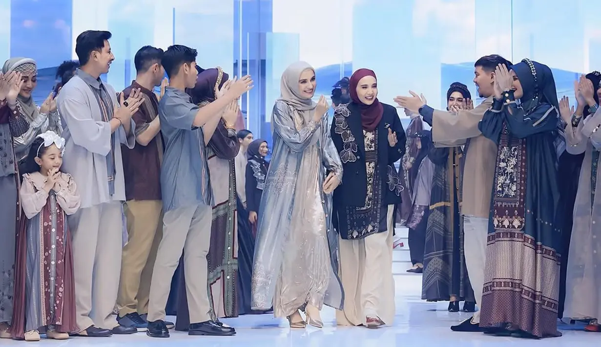 Acara ini dimeriahkan oleh sederet selebriti ternama yang turut menjadi model. Bertema 'Reflection', acara ini tidak hanya menampilkan busana-busana terbaru, tetapi juga mendorong introspeksi diri. Zaskia Sungkar memperkenalkan koleksi terbarunya, seperti Atacama dan Mighty Allure, sementara Shireen Sungkar menampilkan koleksi 'Harmony' yang terinspirasi oleh kedamaian dan keselarasan. (Liputan6.com/IG/@shireensungkar)