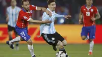 DUEL - Lionel Messi berebut bola dengan pemain Cile, Marcelo Diaz. (REUTERS/Ivan Alvarado)