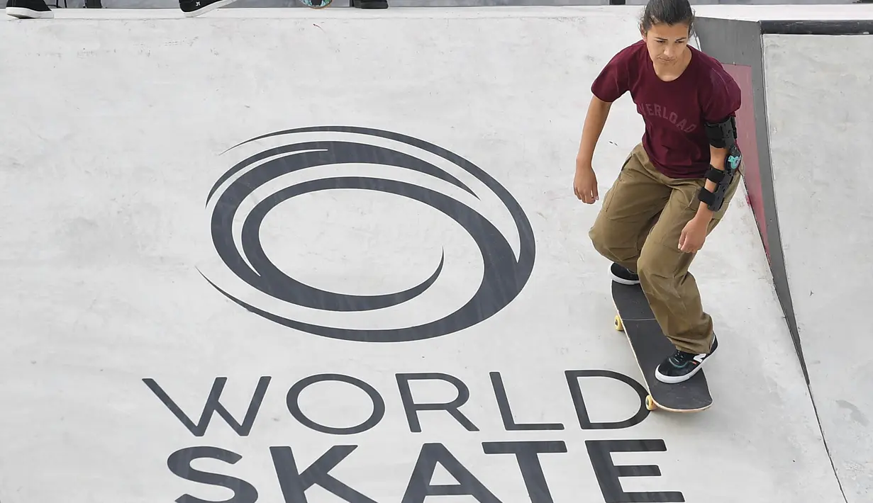 Amanda Castillo, dari Amerika Serikat, berlaga di Kejuaraan Dunia Skateboard Jalanan, acara kualifikasi untuk Olimpiade Tokyo, di Roma, Italia (2/6/2021). Atlet di Kejuaraan Dunia akan memiliki kesempatan untuk lolos ke Olimpiade. (Fabrizio Corradetti/LaPresse via AP)