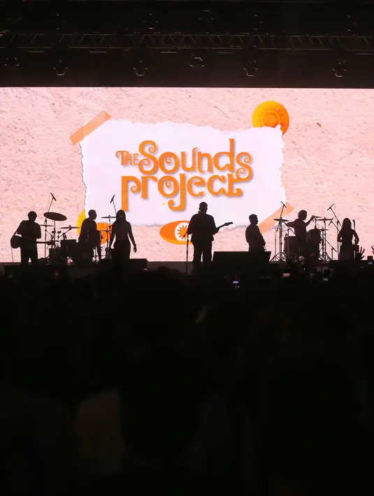 selain Barasuara x Efek Rumah Kaca, masih ada banyak deretan lineup yang akan hadir. Di hari kedua ini pun akan hadir para musisi seperti Secondhand Serenade, Dewa19 FT Virzha, The Changcuters, Mahalini, Yura Yunita, dan masih banyak lagi. [Foto: Adrian Putra/Fimela]