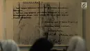 Pengunjung melintasi replika Naskah Proklamasi di Museum Perumusan Naskah Proklamasi, Jakarta, Minggu (18/8/2019). Museum ini  menjadi tempat perumusan naskah Proklamasi Kemerdekaan RI. (merdeka.com/Iqbal S. Nugroho)