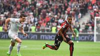 Dalbert Henrique (kanan) saat beraksi dengan Nice (Yann COATSALIOU / AFP)
