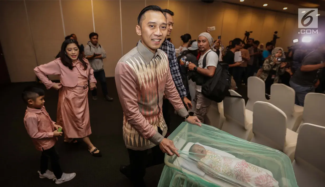 Ibas Yudhoyono bersama putrinya Gayatri Idalia Yudhoyono yang baru lahir saat jumpa pers di RS Pondok Indah, Jakarta, Selasa (2/1). Gayatri merupakan anak ketiga Ibas sekaligus cucu keempat Susilo Bambang Yudhoyono. (Liputan6.com/Faizal Fanani)