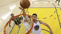 Aksi Zaza Pachulia pebasket Golden State Warriors melawan Utah Jazz pada Semifinal Wilayah Barat NBA. (Ezra Shaw/Getty Images/EPA)