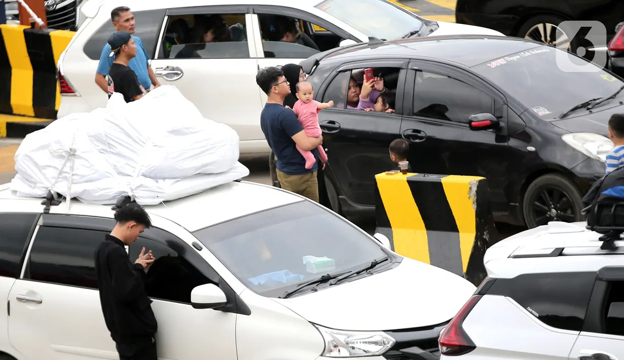 <p>Pemudik keluar dari kendaraannya untuk beristirahat saat berada di Pelabuhan Merak, Banten, Jumat (29/4/2022). Banyak pemudik yang memanfaatkan waktu sebelum masuk kapal dengan beristirahat di area dermaga setelah mereka terjebak macet hingga berjam-jam. (Liputan6.com/Angga Yuniar)</p>