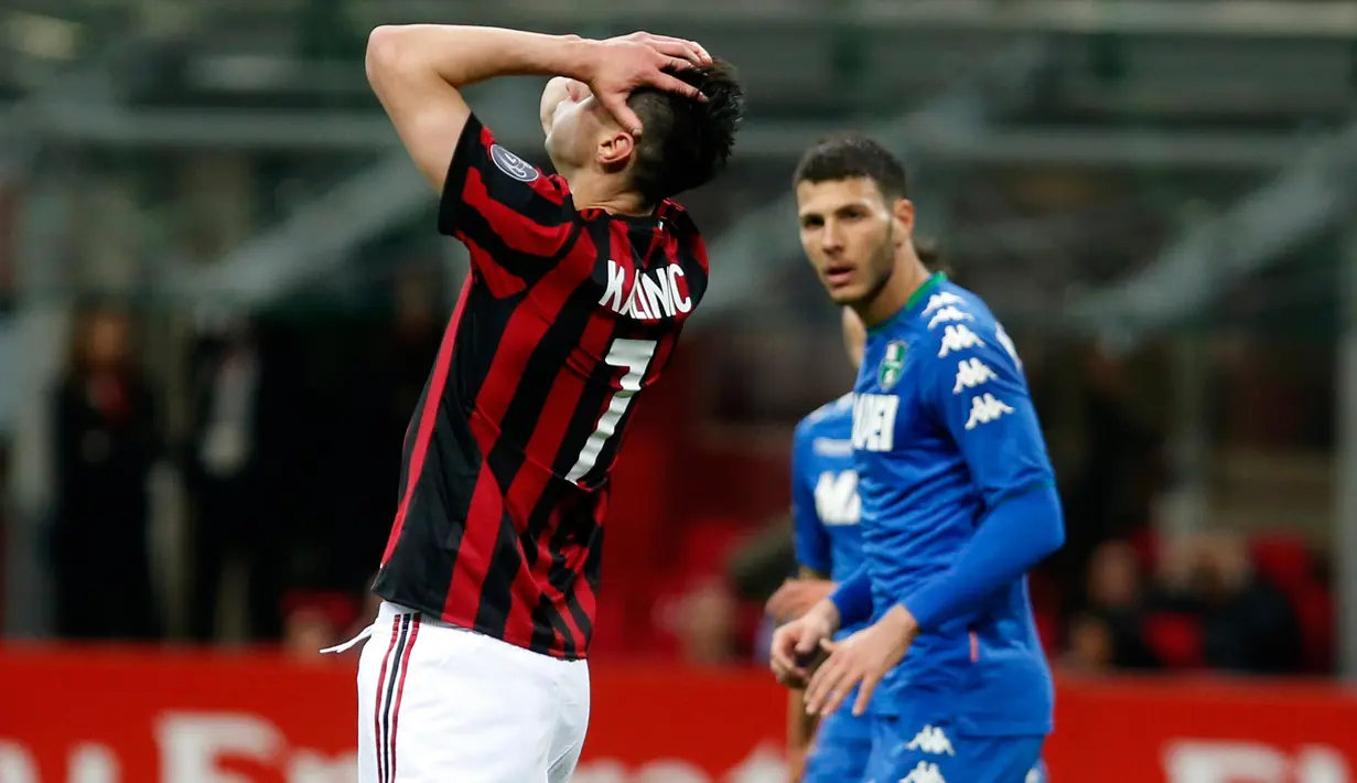 Pemain AC Milan, Nikola Kalinic berselebrasi setelah mencetak gol ke gawang  Sassulo pada laga pekan ke-31 Serie A di San Siro, Minggu (8/4). Menjamu Sassuolo, AC Milan gagal meraih kemenangan usai hanya bermain imbang 1-1. (AP/Antonio Calanni)