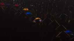 Sejumlah pengisi acara bersiap tampil pada upacara penutupan Asian Para Games di Stadion Madya Senayan, Jakarta, Sabtu (13/10).(Bola.com/Vitalis Yogi Trisna)