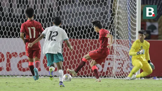 Foto: Aksi Penjaga Gawang Timnas Indonesia U-20 Pelapis Cahya Supriadi saat Mengagalkan Penalti Hong Kong