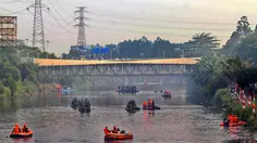 Sambut HUT RI ke 81 TNI Polri Bersihkan Sampah di Kanal Banjir Barat