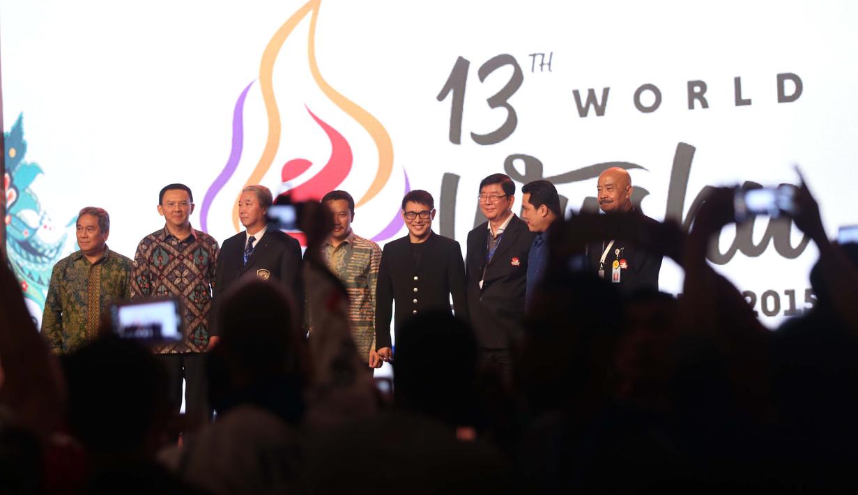 Bintang Film Jet Li (tengah) berfoto bersama Menpora Imam Nahrawi dan Gubernur DKI Basuki Tjahaja Purnama pada Pembukaan Kejuaraan Dunia Wushu 2015 di JCC, Senayan, Jakarta, Jumat (13/11/2015). (Bola.com/Nicklas Hanoatubun)
