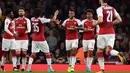 Pemain Arsenal, Theo Walcott (tengah) merayakan golnya ke gawang Doncaster Rovers pada babak ketiga Piala Liga Inggris di Emirates Stadium in London, (20/9/2017). Arsenal menang 1-0. (AFP/Ben Stansall)