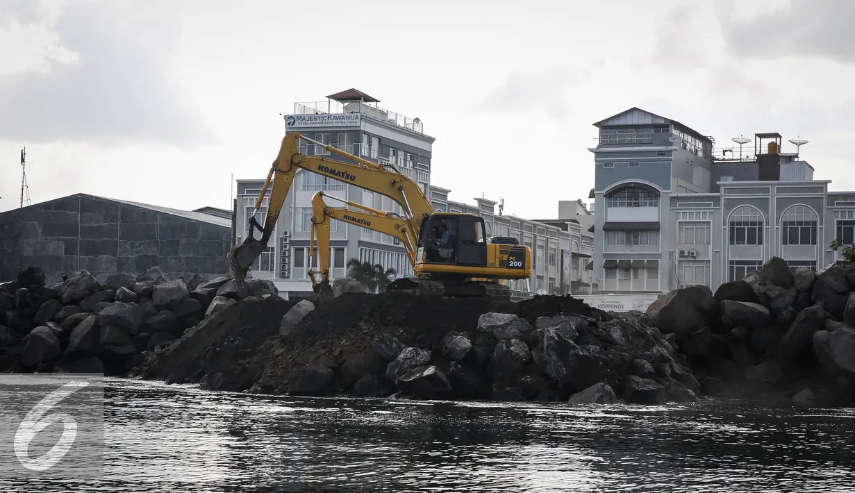 Eskavator menimbun batuan di tepi pantai kawasan Boulevard on Bussines (BoB) di Manado, Sulawesi Utara, (31/3). reklamasi tersebut diharapkan dapat meningkatkan perputaran ekonomi terutama di sektor perdagangan dan jasa. (Liputan6.com/Faizal Fanani)