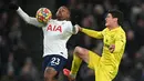 Gelandang Tottenham Hotspur Steven Bergwijn (kiri) berebut bola dengan gelandang Brentford Christian Norgaard dalam lanjutan Premier League di Tottenham Hotspur Stadium, Jumat (3/12/2021) dini hari WIB. Tottenham Hotspur berhasil mengalahkan Brentford dengan skor 2-0. (Daniel LEAL/AFP)