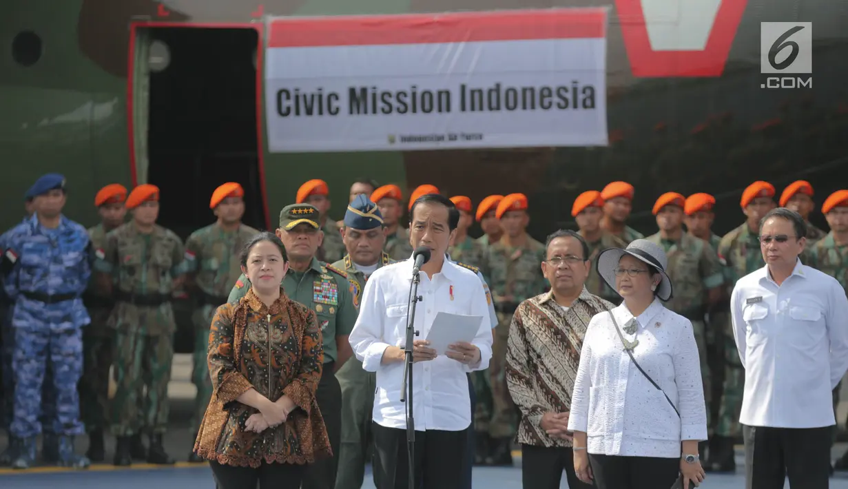 Presiden Jokowi memberikan sambutan sebelum melepas keberangkatan pesawat Hercules TNI AU yang membawa bantuan untuk pengungsi Rohingya yang melarikan diri ke Bangladesh, di Lanud Halim Perdanakusuma, Jakarta, Rabu (13/9).  (Liputan6.com/Faizal Fanani)