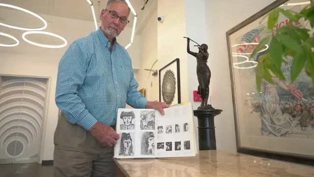 Bill DeLind Perlihatkan Sketch Picasso yang Dicuri (Kiri Atas) di DeLind Fine Art Appraisals, Milwaukee (AP/Laura Bargfeld)