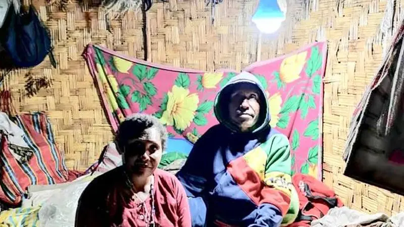 Nyala Lampu Tenaga Surya Hidupkan Asa Anak-Anak Puldama Papua