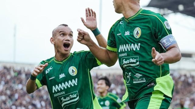 Riko Simanjuntak dan Gustavo Tocantins merayakan gol PSS Sleman ke gawang PSIS Semarang pada duel pekan ke-27 Pegadaian Championship 2025/2026. (Doc PSS)