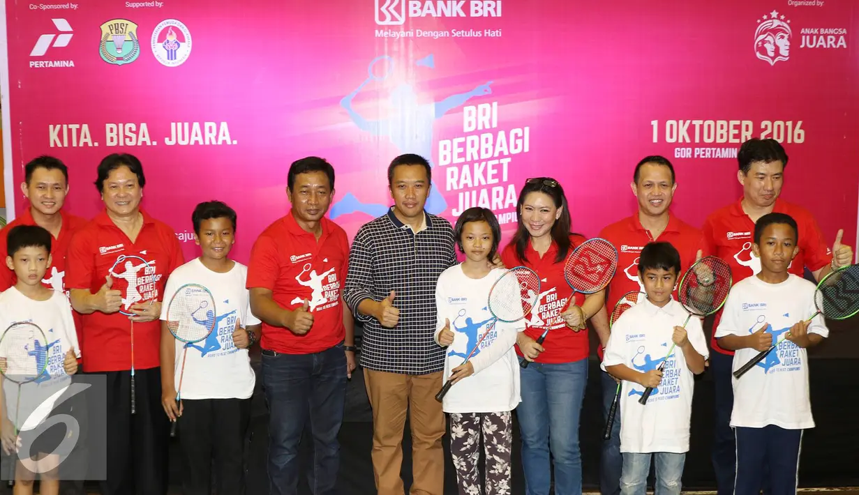 Menpora Imam Nahrawi didampingi Direktur Konsumer BRI Sis Apik Wijayanto berfoto bersama legenda bulu tangkis dan anak-anak dalam acara bertajuk BRI Berbagi Raket Juara Road to The Mext Champions di Jakarta, Sabtu (1/10). (Liputan6.com/Immanuel Antonius)