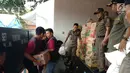 Relawan AGP dibantu petugas Satpol PP menyalurkan bantuan untuk pengungsi imbas tsunami Selat Sunda di Rajabasa, Lampung Selatan, Kamis (27/12). Bantuan logistik ini disalurkan untuk 4.000 pengungsi atau sekitar 500 KK. (Liputan6.com/HO/Rini)
