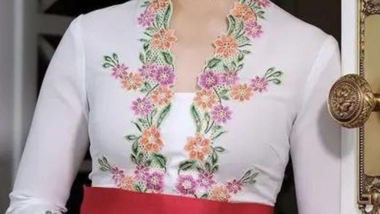 Dengan wajah oriental yang khas, Angela memukau dalam balutan kebaya model encim berwarna putih yang dipercantik dengan bordiran bunga beraneka warna.