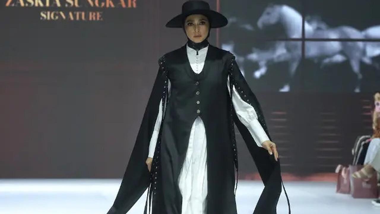 6 Pesona Titi Kamal dan Nabila Syakieb Pakai Berhijab dalam Koleksi Terbaru Zaskia Sungkar di JFW 2025