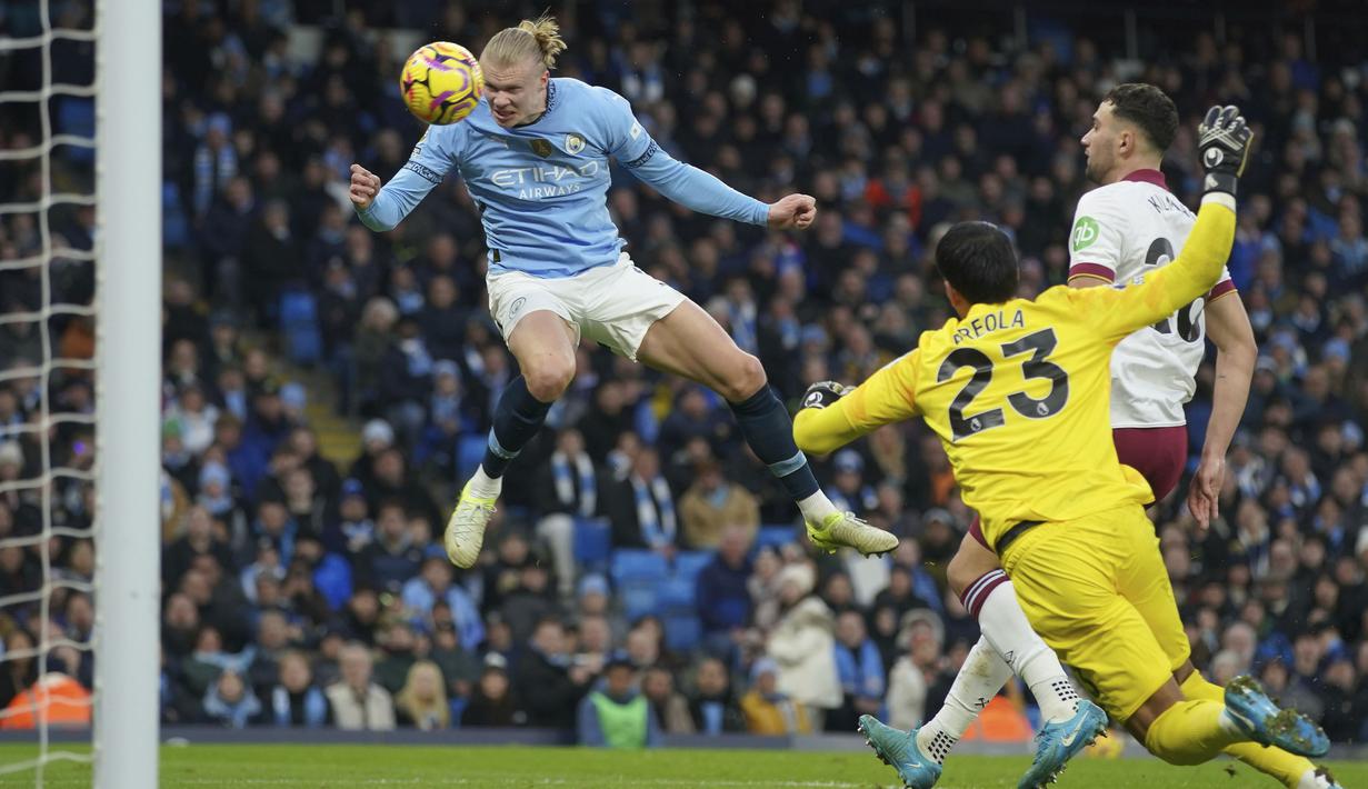 Pemain Manchester City, Erling Haaland mencetak gol ke gawang West Ham pada laga lanjutan Liga Inggris 2024/2025 di Etihad Stadium, Manchester, Inggris, Sabtu (04/01/2025). (AP Photo/Ian Hodgson)