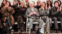 Gaya Tenang Raja Charles Hadiri London Fashion Week di Tengah Penangkapan Mantan Pangeran Andrew
