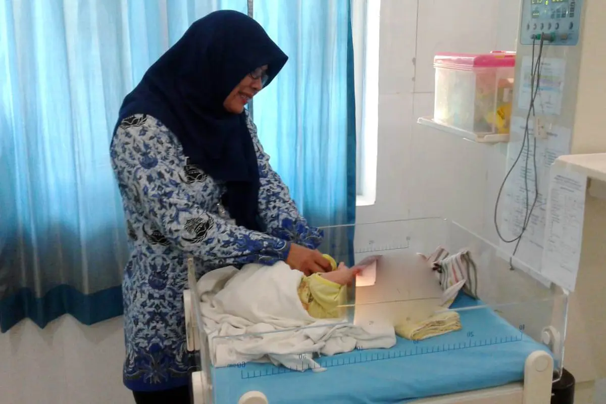 Petugas medis RSUD Majenang memeriksa kondisi bayi penderita hidrosefalus asal Karangpucung, Cilacap, Jawa Tengah. (Foto: Liputan6.com/Haryadi N untuk Muhamad Ridlo)