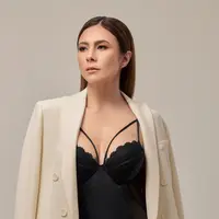 Mengenakan bodysuit shapewear membuat gaun dan rok kita tampil lebih halus, elegan, dan mahal. Dan tentu bisa mengurangi lipatan tak diinginkan. [@wulanguritno]