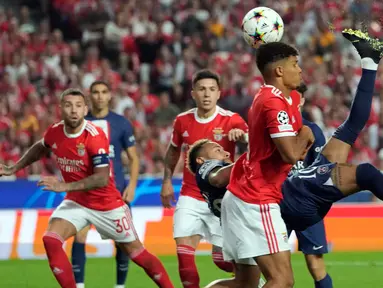 Pemain Paris Saint-Germain (PSG) Neymar melakukan tendangan salto saat melawan Benfica pada pertandingan sepak bola Grup H Liga Champions di Stadion Luz, Lisbon, Portugal, 5 Oktober 2022. Pertandingan berakhir imbang 1-1. (AP Photo/Armando Franca)