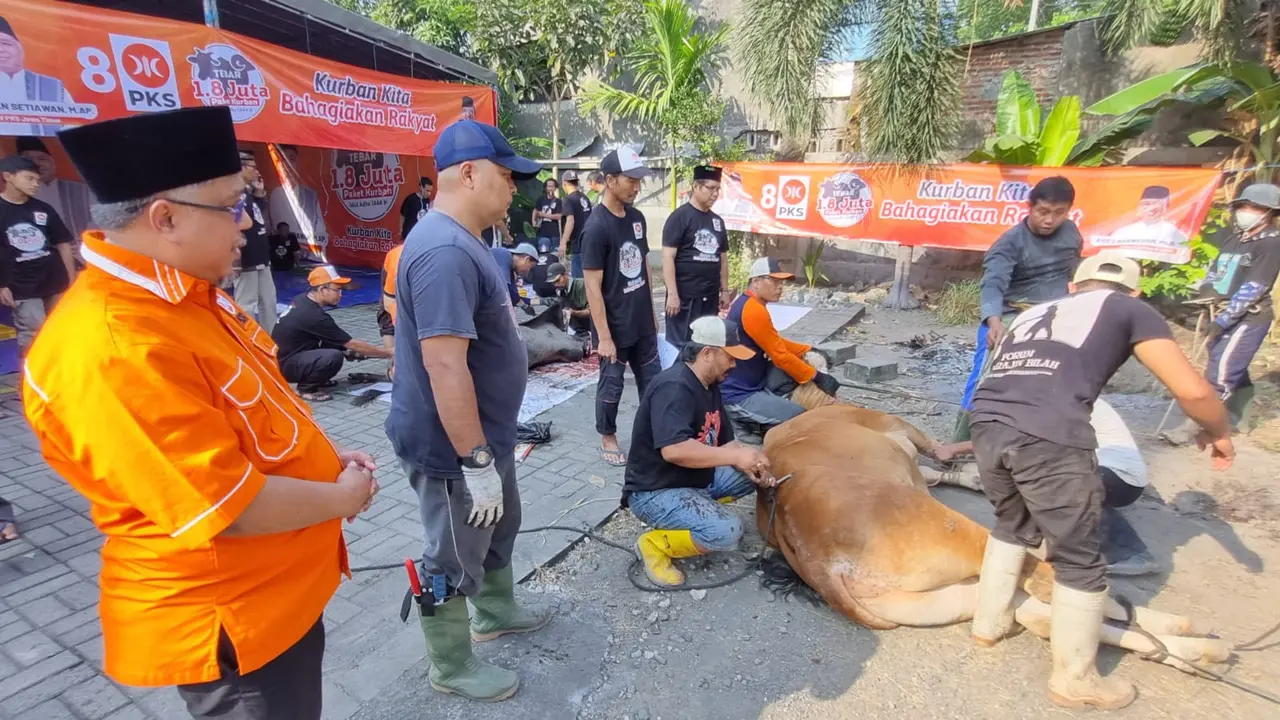 Ketua DPW PKS Jawa Timur, H. Irwan Setiawan menyaksikan pemotongan hewan kurban yang dilakukan PKS Jawa Timur. (Istimewa).