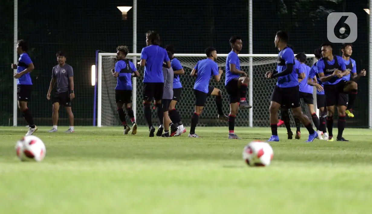 Pemain Timnas Indonesia U-22 saat melakukan pemanasan jelang latihan di Lapangan D, Kompleks Gelora Bung Karno, Senayan, Jakarta, Selasa (2/3/2021). Latihan ini persiapan untuk dua ajang uji coba melawan tim Liga 1 Indonesia dan SEA Games 2021 di Vietnam. (Liputan6.com/Helmi Fithriansyah)