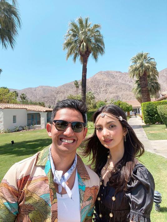 <p>Founder dan CEO Ruangguru Belva Devara dan istrinya Sabrina Anggraini juga ikut merasakan euforia festival musik dan seni yang diadakan di California sejak 15 April-24 April 2022. Keduanya menyiapkan OOTD khas festival yang membebaskan diri untuk berekspresi (Foto: Instagram @sabrinaanggraini)</p>